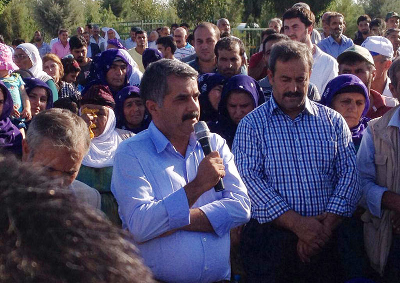 HDP Deputy Ziya u00c7alu0131u015fkan attending the funeral ceremony of PKK terrorist Ali Baybariz (Twitter Photo)