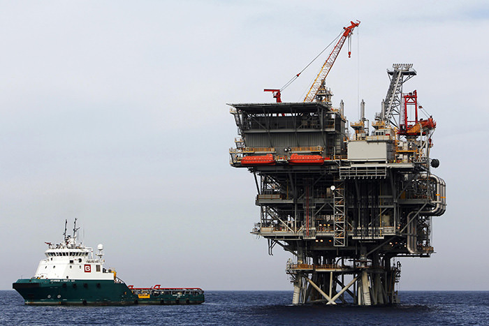 An offshore platform, which produces newly discovered Israeli natural gas, is seen in the Mediterranean sea, west of the port city of Ashdod in this February 25, 2013 (Reuters Photo)