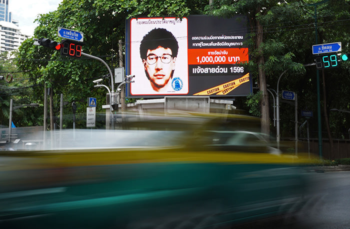 Vehicles pass by a digital billboard showing the sketch of a man suspected to be the Bangkok bomber in central Bangkok on August 22, 2015 (AFP Photo)