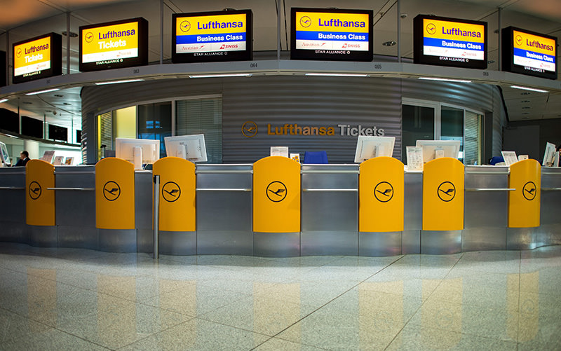 A Lufthansa check-in counter is deserted at the international airport in Munich, Germany, early 08 September 2015 (EPA Photo)