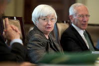 Federal Reserve Chairwoman Janet Yellen is under increasing pressure not to raise interest rates, with most expert predicting a delay until December in light of the weakening global economy. 