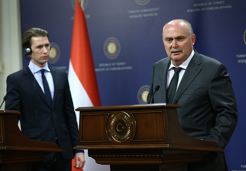 Turkey's Foreign Minister Feridun Sinirlioglu (Right) and Austria's Minister for Foreign Affairs Sebastian Kurz (Left) in a joint press conference with in Ankara, on September 19, 2015 (AFP Photo)