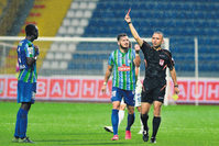 Deniz u00c7oban showed two red cards to Rizespor and towards the end of the match awarded a penalty for the team that had to play with nine men after his controversial decisions.