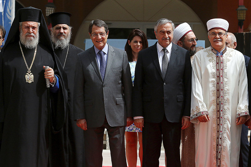 Greek Cypriot leader Nicos Anastasiades (centre L) and Turkish Cypriot leader Mustafa Aku0131ncu0131 (centre R) pose for a picture with Turkish Cypriot religious leader Mufti Talip Atalay (R) and Greek Cypriot Archbishop Chrysostomos (L) (Reuters Photo)