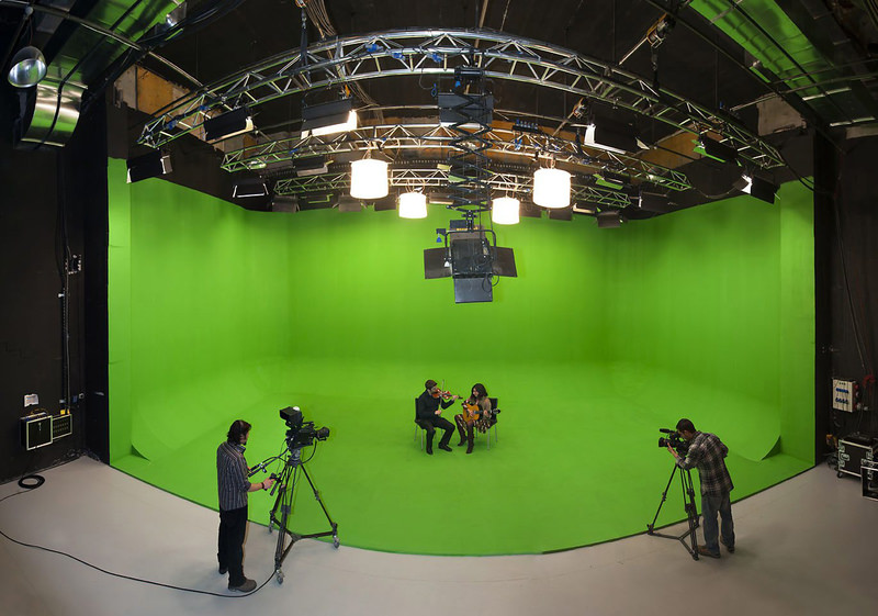 The academy features three studios, a sound studio and a laboratory where students have the opportunity to practice their training. It also hosts live broadcasts and invites students to watch these broadcasts in person.