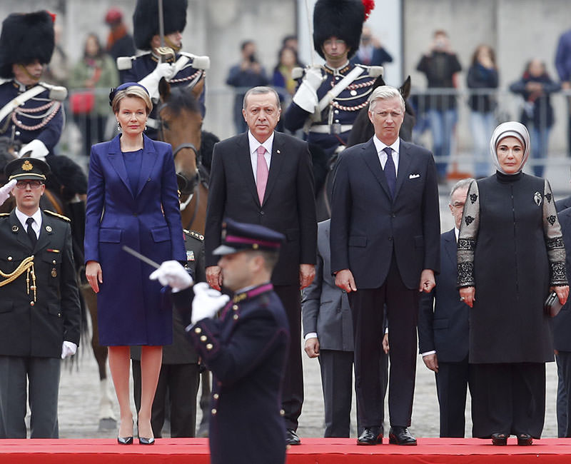 Belgium's King Philippe (2-R) and Queen Mathilde (L) welcome Turkish President Recep Tayyip Erdoğan (2-L) and his wife Emine Erdoğan (R) at Brussels' Royal palace, in Brussels, Belgium, 05 October 2015 (EPA photo). 