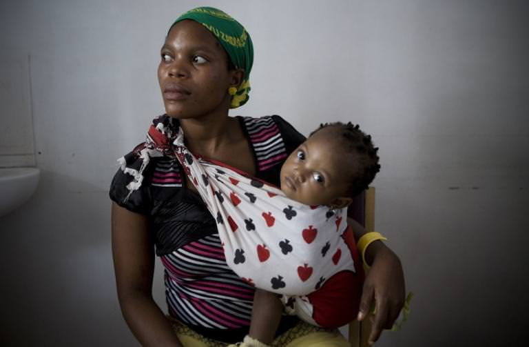 A woman and her child at the Mbagala Rangitatu clinic in Dar Es Salaam, Tanzania on April 4, 2011 (AFP Photo)