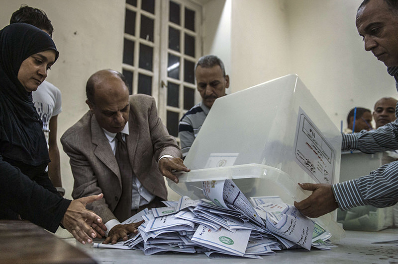 Election officials count ballots at the end of the first round of voting for Egypt's parliamentary election in Giza, Cairo on October 19, 2015 (AFP photo)