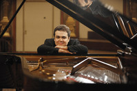 Arcadi Volodos will give a recital at the Presidential Symphony Orchestra Hall to kick off the Ankara Piano Festival.