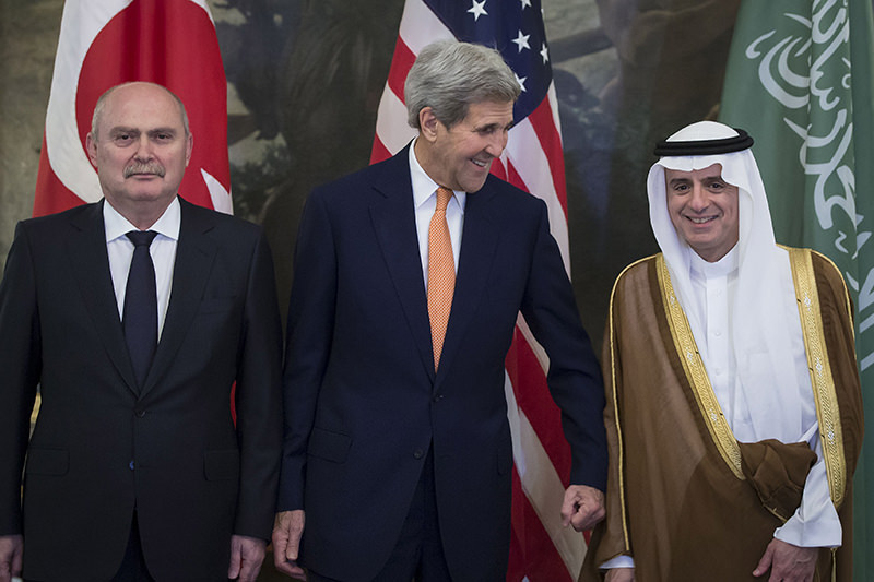 (LtoR) Turkish Foreign Minister Feridun Sinirlioglu, US Secretary of State John Kerry and Saudi Arabia's Foreign Minister Adel al-Jubeir pose for a photo upon arrival for a meeting to discuss the Syrian conflict (AFP Photo)