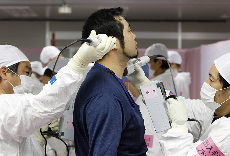 This file picture taken on February 20, 2012 shows a worker at a radiation screening as he enters the emergency operation center at Tokyo Electric Power Co. (TEPCO) (AFP Photo)
