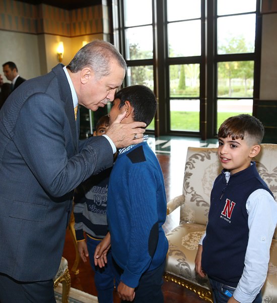 Erdoğan greets the children from Diyarbakır. (Presidency website)