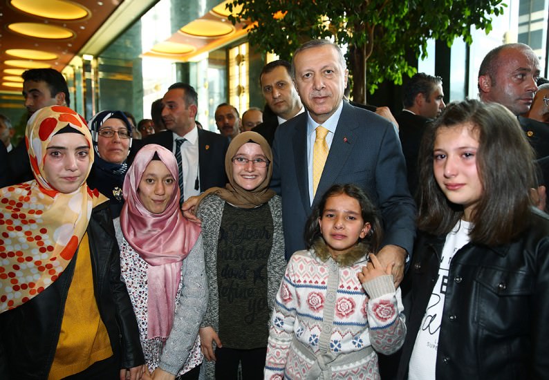 Erdoğan personally greeted his 'little' guests. (Presidency website)