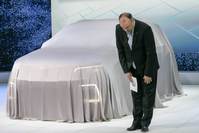 Sven Stein, representative director of Volkswagen Group Japan, bows in apology for the recent Volkswagen emissions scandal, at the 44th Tokyo Motor Show 2015 in Tokyo, Wednesday.