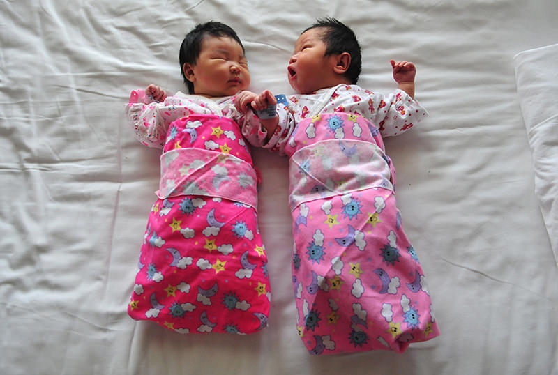 In this file picture taken on December 1, 2008, newborn babies lie on a hospital bed in Beijing (AFP Photo)