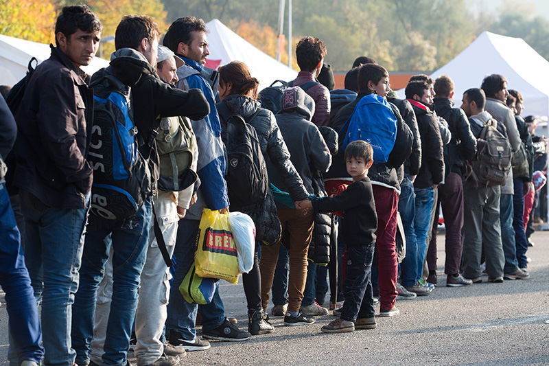 Thousands Of Syrian Refugees Wait At German Border After Stricter ...