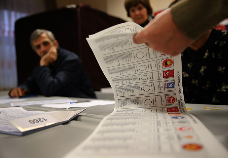 An official counts ballots shortly after the polling stations closed at the end of the election day, in Istanbul, Sunday, Nov. 1, 2015 (AP photo)