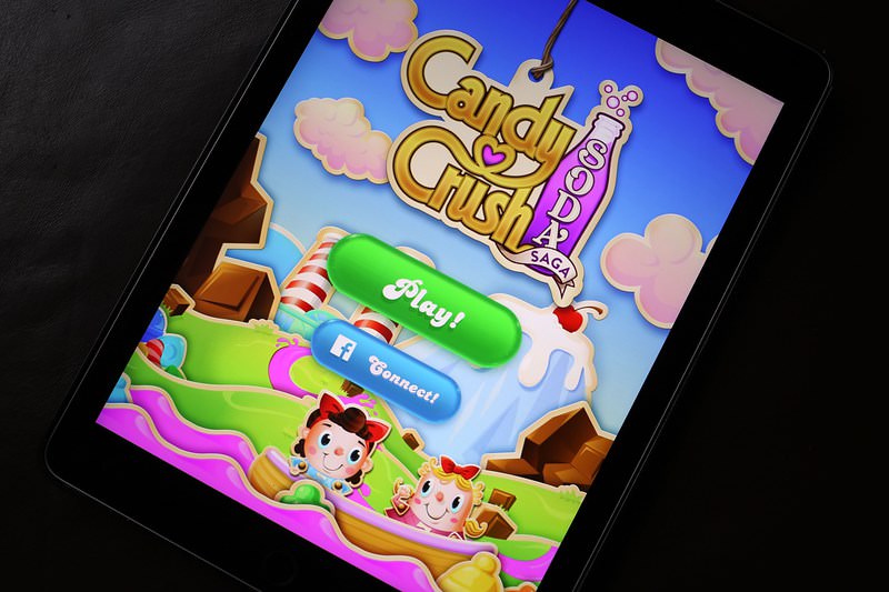 In this photo illustration, a Candy Crush game is seen on an iPad on November 3, 2015 in Miami, Florida.  (AFP Photo)