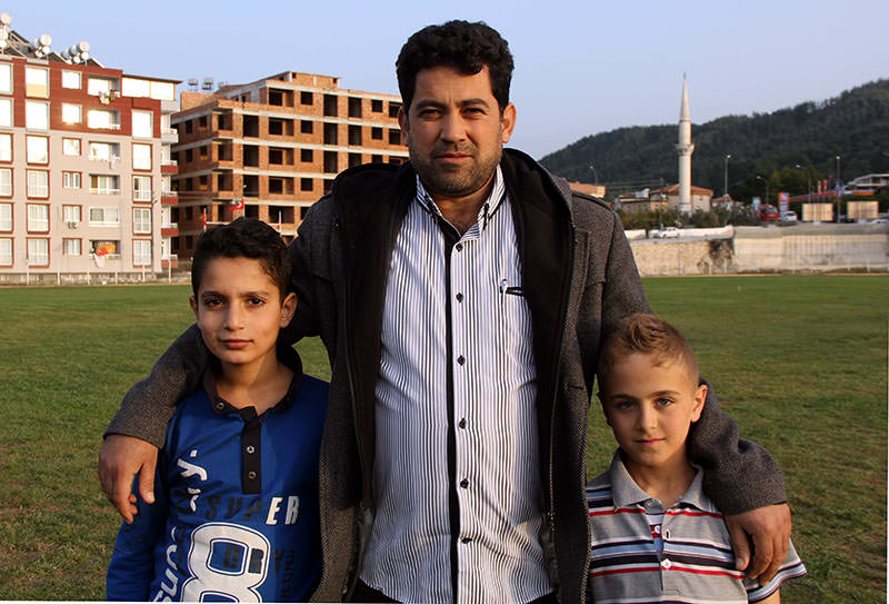 Ahmed Vezir (C) with two youngsters