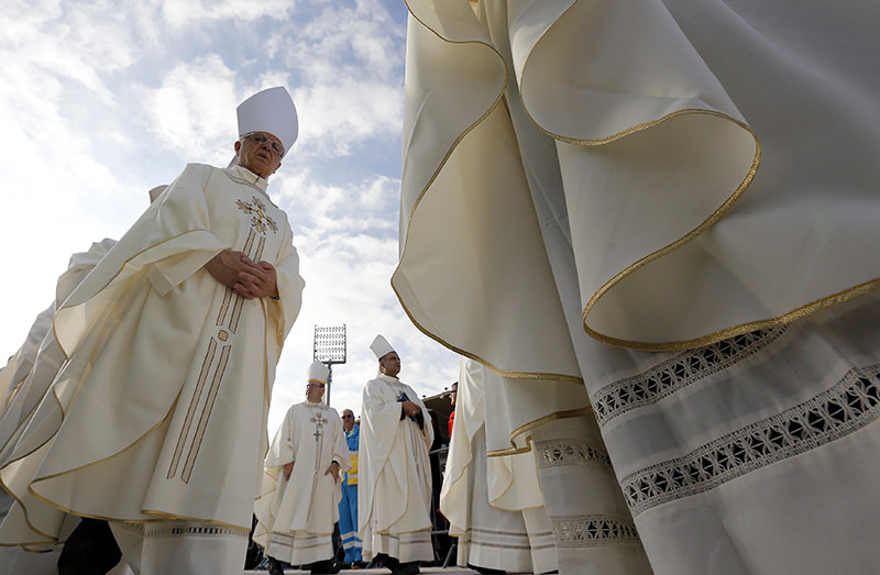 Bishops arrive to attend a mass celebrated by Pope Francis during his pastoral visit in Florence November 10, 2015 (Reuters photo)
