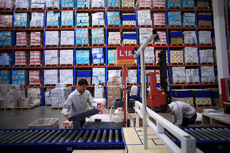 Employees work at a Tmall logistic centre in Suzhou, Jiangsu province, China, October 28, 2015 (Reuters Photo)