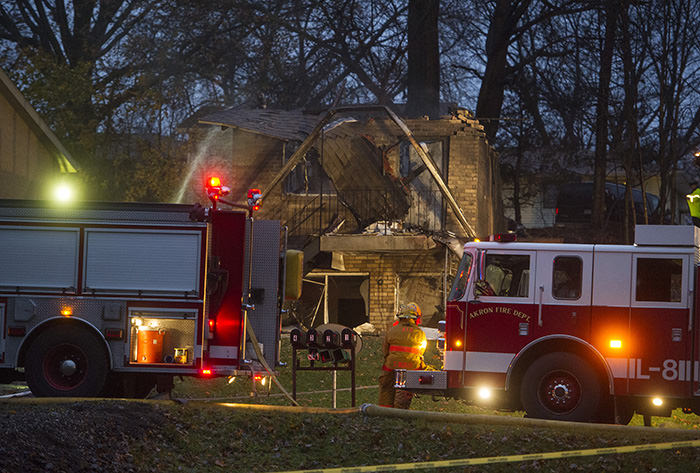 Firefighters work at the scene where authorities say a small business jet crashed into an apartment building in Akron, Ohio, Tuesday, Nov. 10, 2015 (AP Photo)