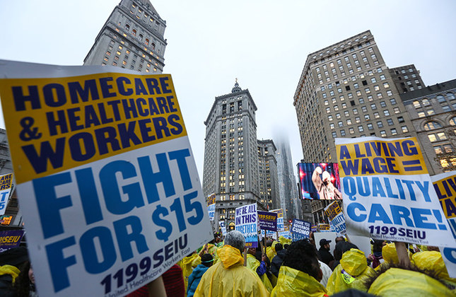Amid Protests For Minimum Wage Increase Ny Sets The Bar To 15 For State Workers Daily Sabah