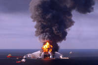 A file picture released by the US Coast Guard on 22 April 2010 shows a fire aboard the mobile offshore oil drilling unit Deepwater Horizon. (AFP Photo)