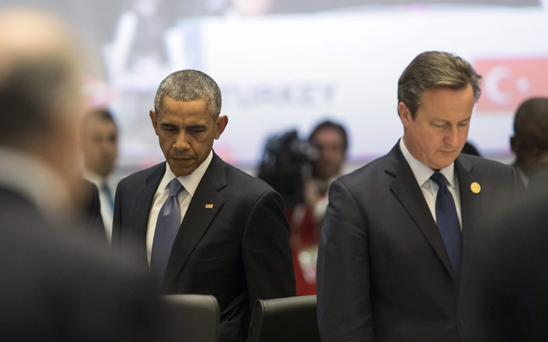 US President Barack Obama (L), British Prime Minister David Cameron (R) 