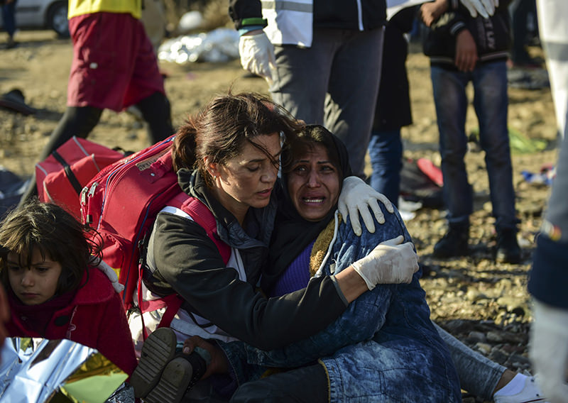 A woman cries as she just arrived on the Greek island of Lesbos along with other migrants and refugees, on November 17, 2015 (AFP Photo)