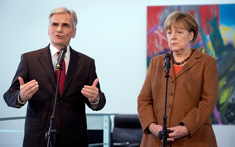 German Chancellor Angela Merkel (Right) and Austrian Chancellor Werner Faymann (L) speak to the press in the Federal Chancellery in Berlin, 19 November 2015 (EPA Photo)