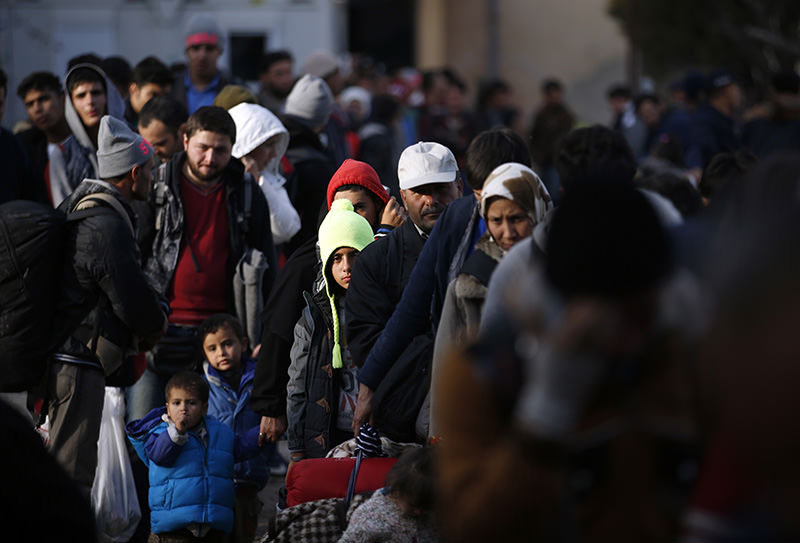 Migrants wait to register with the police at a refugee center in the southern Serbian town of Presevo, Monday, Nov. 16, 2015 (AP photo)