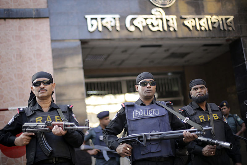 Security members including elite force Rapid Action Battalion (RAB), police stand guard in front of premises of Dhaka Central Jail, 19 Nov 2015 (EPA photo)