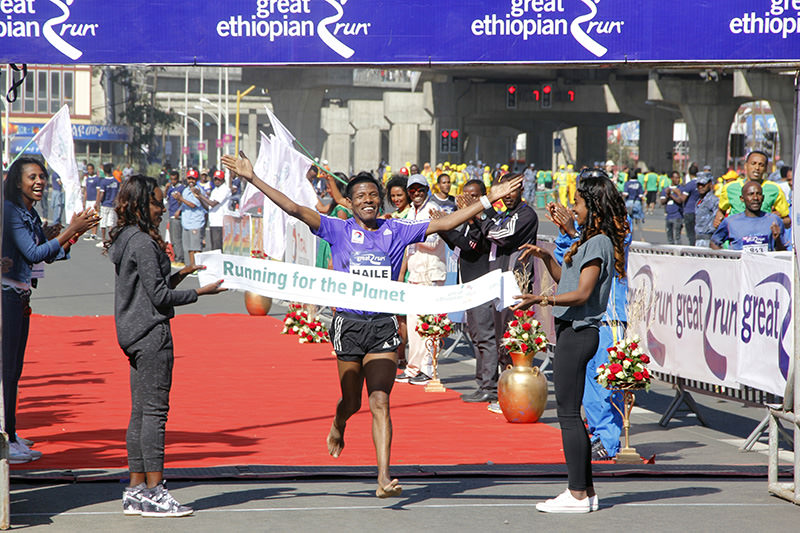 Gebrselassie reaches the finish line. (AA Photo)