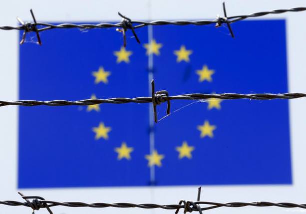 A barbed wire is seen in front of a European Union flag at an immigration reception centre in Bicske, Hungary June 25, 2015. (REUTERS Photo)
