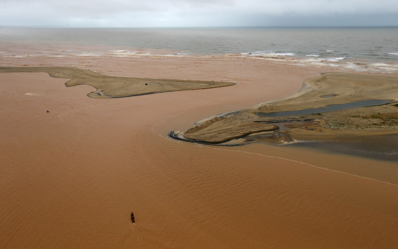 A boat is seen on the mouth of Rio Doce (Doce River), which was flooded with mud after a dam owned by Vale SA and BHP Billiton Ltd burst. (REUTERS Photo)