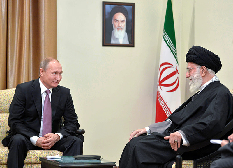Russian President Putin (L), Iranian supreme leader Khamenei (R) meet in Tehran, Iran, 23 November 2015 (EPA photo). 