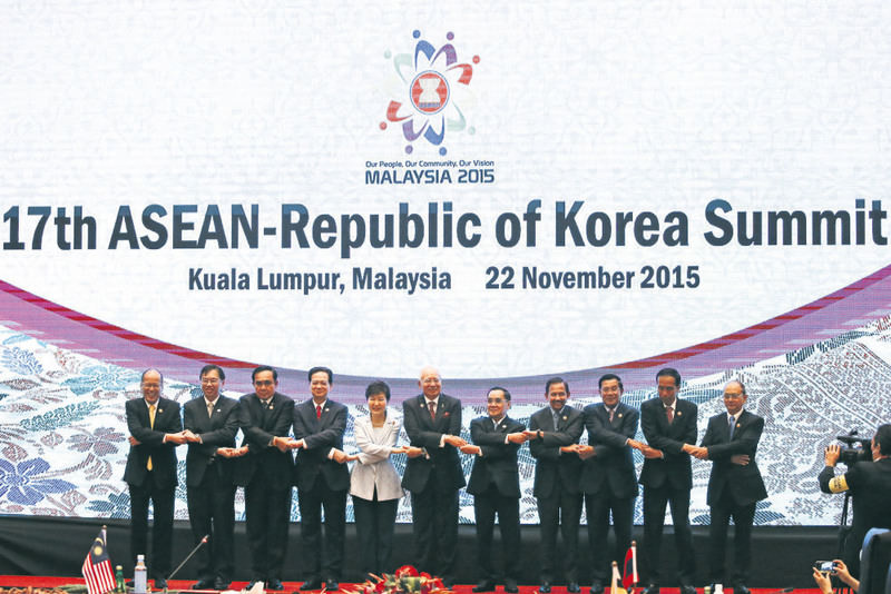 South Korea President Park Geun-hye (C) poses for a photo with ASEAN leaders during the 17th ASEAN-Republic of Korea Summit at the 27th ASEAN summit in Kuala Lumpur, Malaysia.