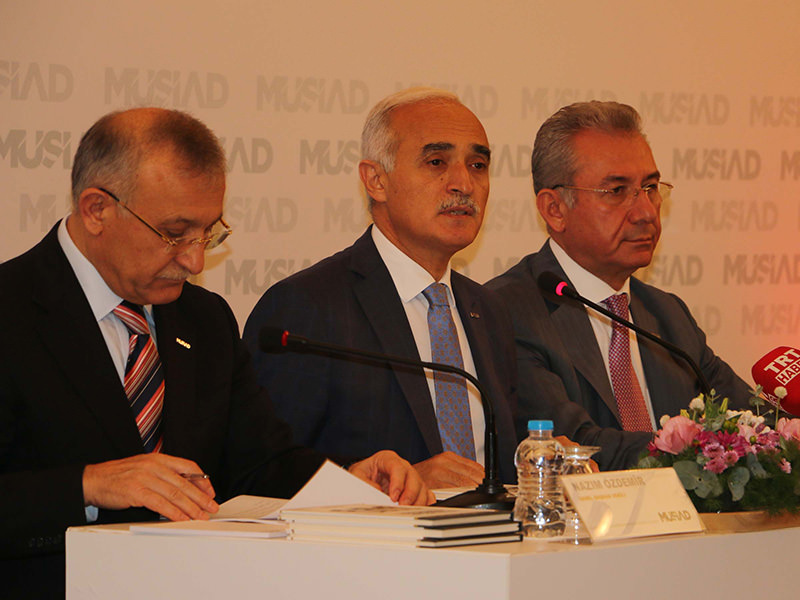 Nail Olpak, the chairman of Mu00dcSIAD (in center)  DHA photo