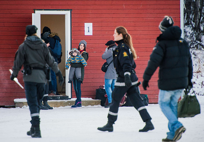 Refugees are welcomed upon arrival at the Norwegian border crossing station at Storskog after crossing the border from Russia on November 12, 2015 near Kirkenes (AFP Photo)