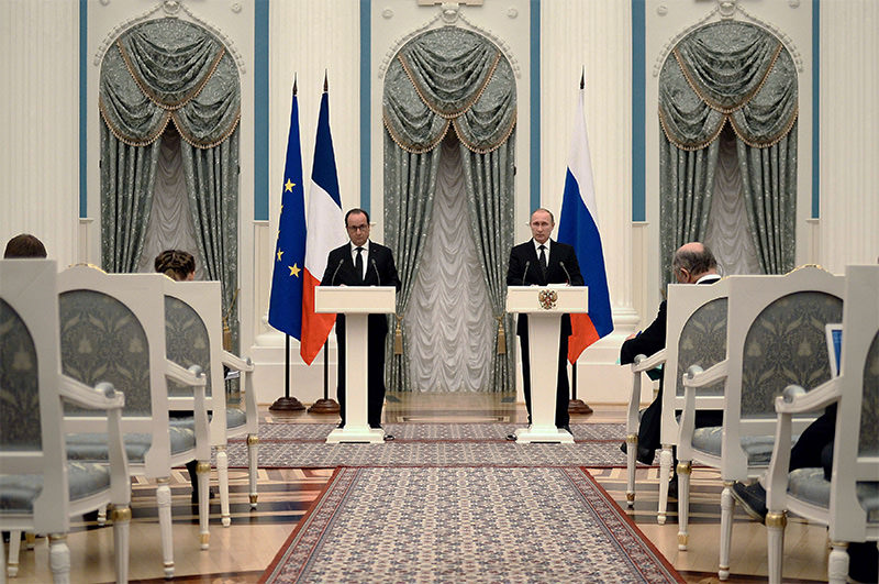 Russian President Vladimir Putin (R) and French President Francois Hollande (L) attend a joint news conference after their meeting in Moscow, Russia, 26 November 2015. (AFP Photo)