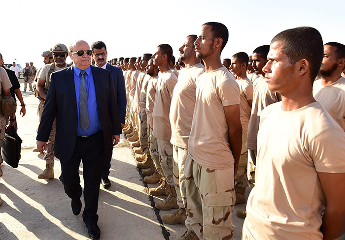 Yemeni President Abdo Rabbo Mansour Hadi (L) visiting the Al-Anad airbase in the southern province of Lahj, Yemen, 24 November 2015 (EPA Photo)