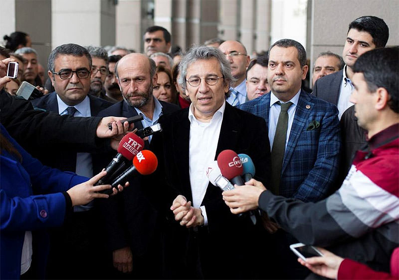 A handout picture released by Cumhuriyet daily shows Can Du00fcndar (C) speaking to the press before attending a hearing in Istanbul on November 26, 2015 (AFP photo)