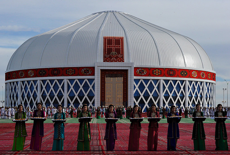 Artists perform during the ceremony for the presentation of the world's biggest yurt (traditional dwelling of nomadic Turkmen people) (AFP Photo)