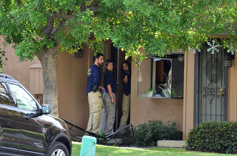 FBI agents investigate at a townhome in Redlands, California December 3, 2015, which is linked to the December 2 shooting rampage in California.  (AFP Photo)