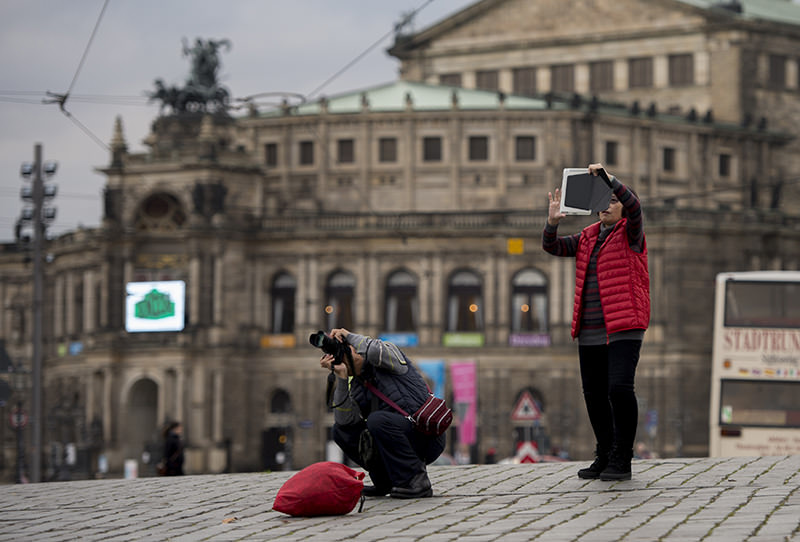 Tourists look at the Frauenkirche ( Church of Our Lady ) in Dresden, eastern Germany, on November 16, 2015 (AFP photo)