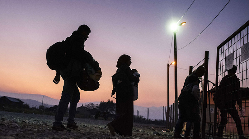 refugees enter a registration camp after crossing the Greek-Macedonian border near Gevgelija on November 17, 2015 (AFP Photo)