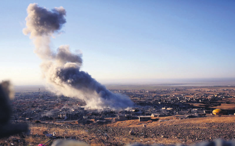 Smoke rises from the Northern Iraqi town of Sinjar, which DAESH militants occupied more than a year ago, killing and enslaving thousands of the people.