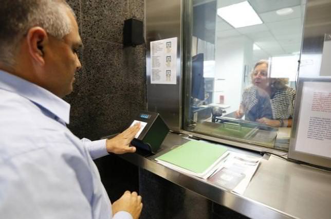 A man has his fingerprints electronically taken while taking part in visa application demonstration at consular section of US embassy in Lima Oct 3, 2014 (Reuters)