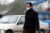 An Iranian man wears a facemask as he walks in a heavily polluted area in the west of the capital Tehran, on December 14, 2015. (AFP Photo)